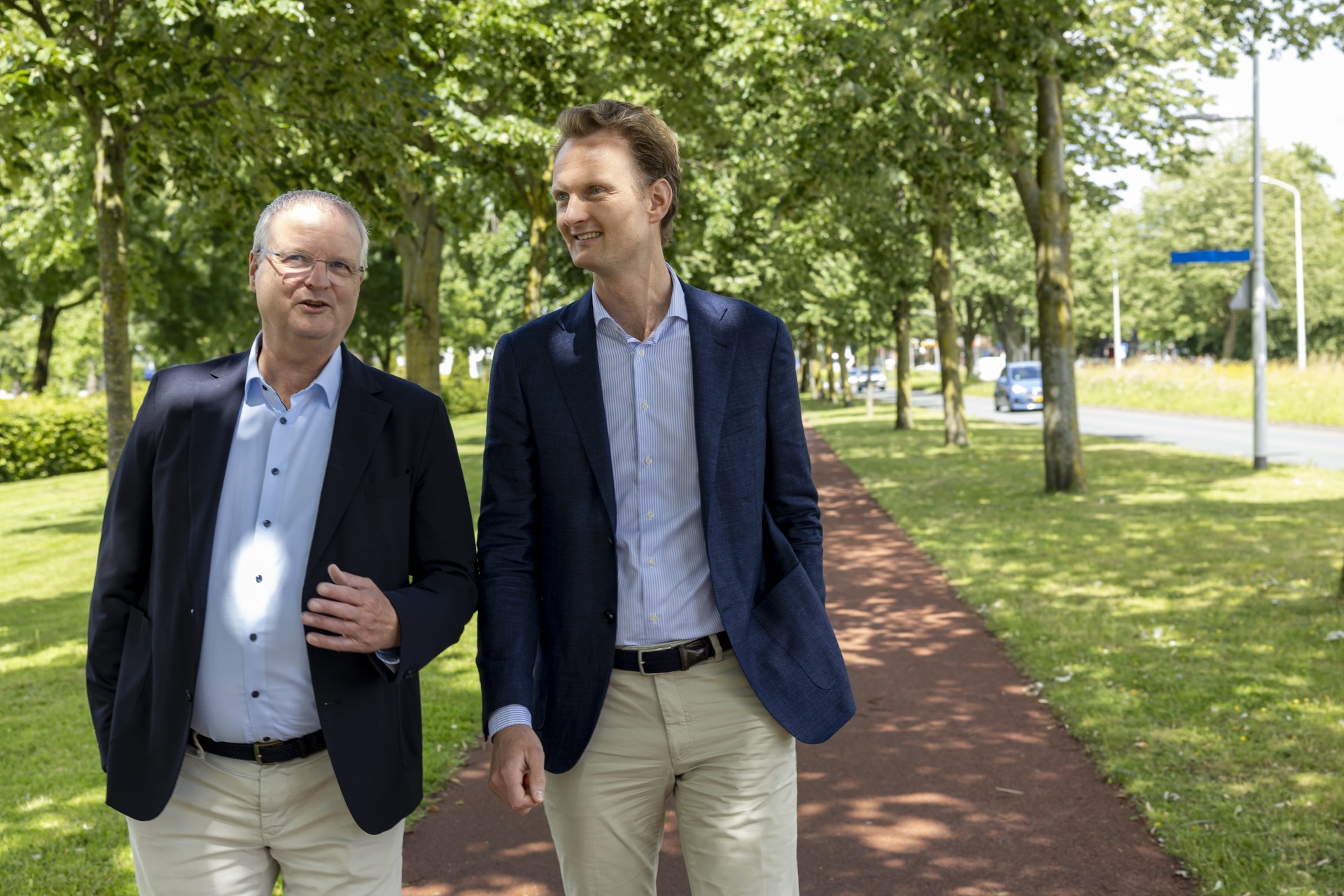 Gerard en Robert lopend in gesprek