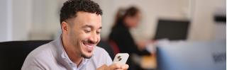 man lachend op zijn mobiele telefoon