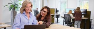 2 vrouwen achter laptop