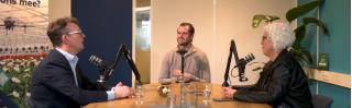podcast met 3 personen aan tafel
