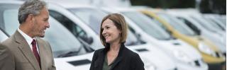 vrouw bij autoverkoper