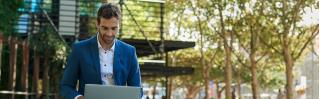 man met laptop buiten