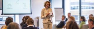 Berlinda staat voor de groep