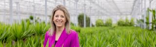 Ivana Dekkers tussen planten