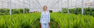 Ivana Dekkers in kas tussen planten