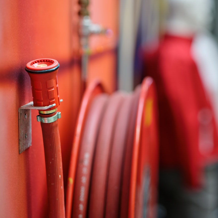 Close-up van een brandslang in een winkel