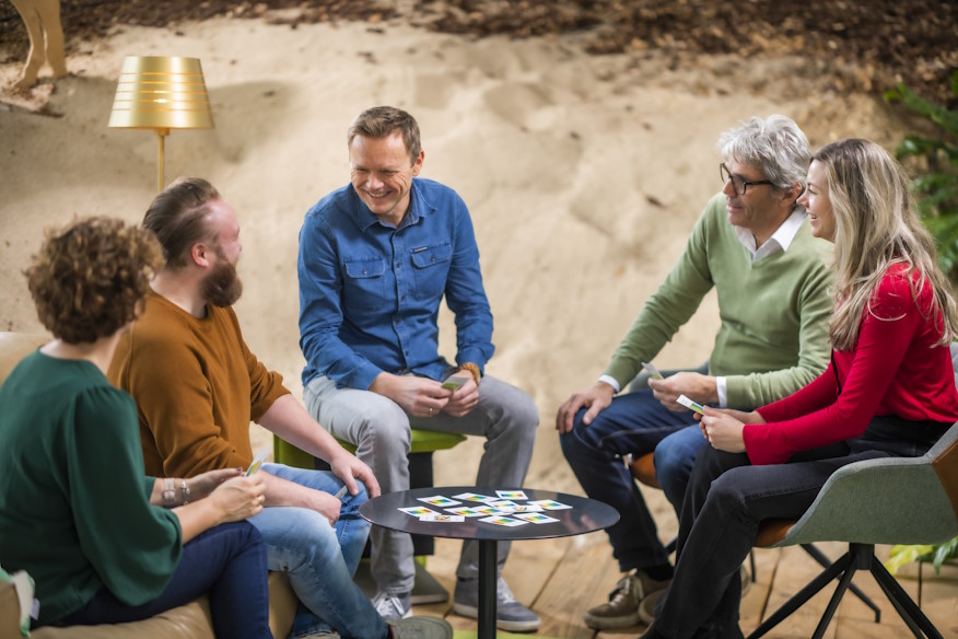 Arno Brons in gesprek met vier deelnemers
