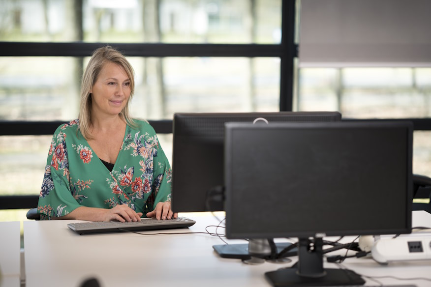 Vrouw achter laptop