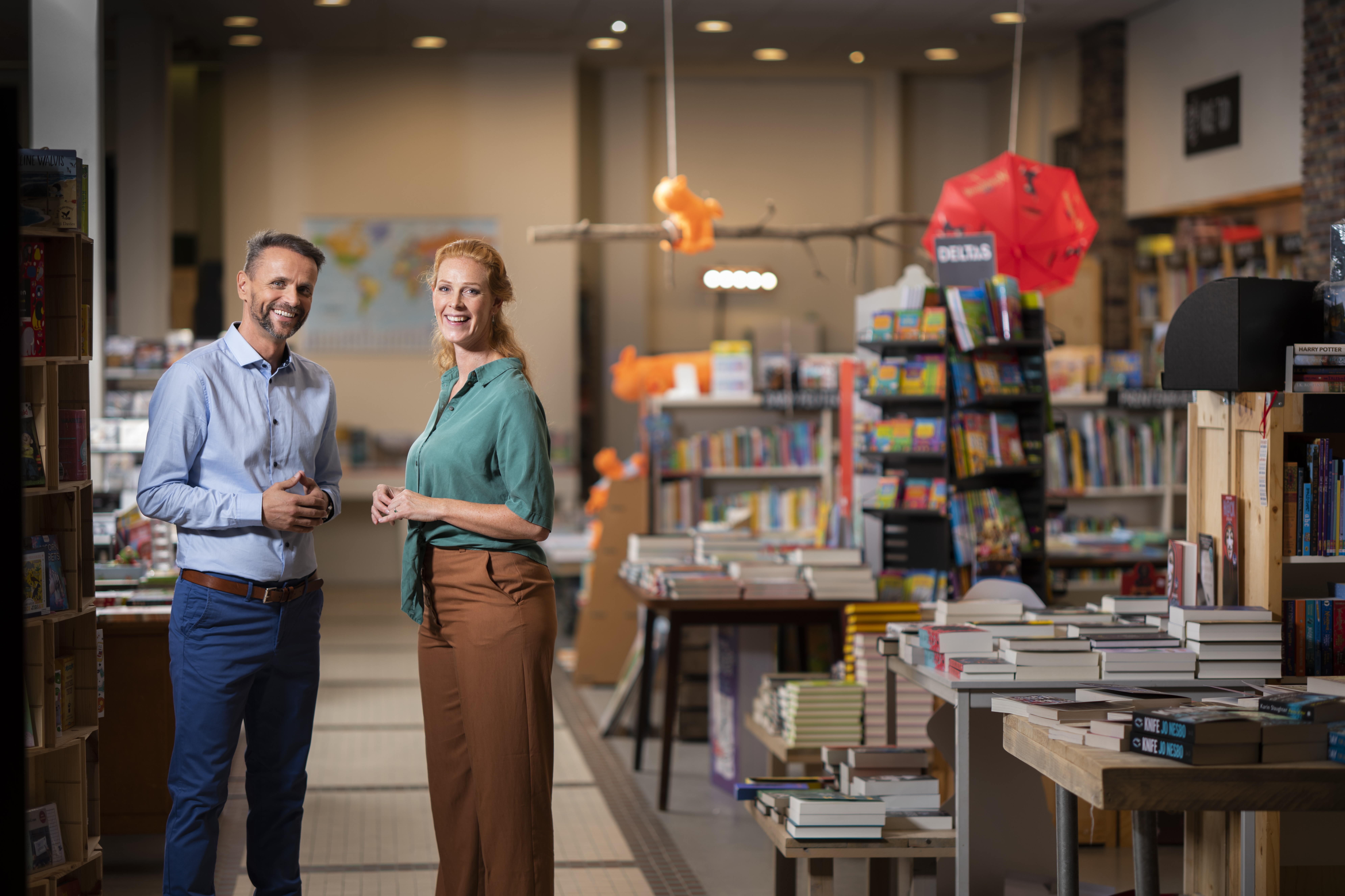 Man en vrouw staan in boekenwinkel