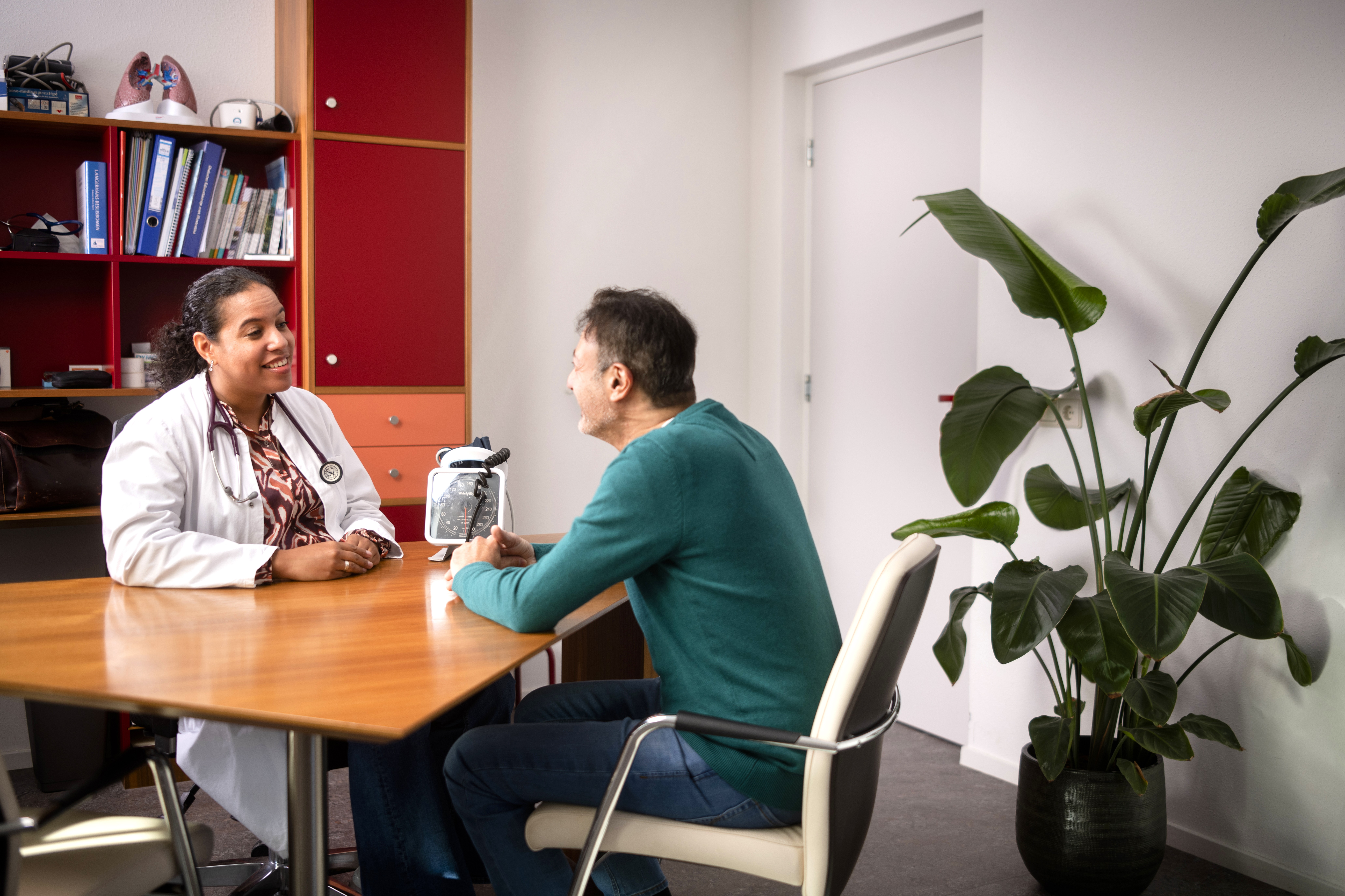 Man zit aan tafel met dokter