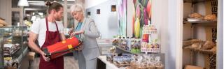 ma en vrouw in bakkerij met brandblusser