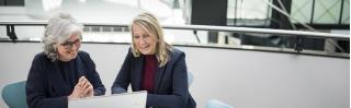 2 vrouwen laptop