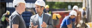 2 mannen in gesprek op bouwplaats