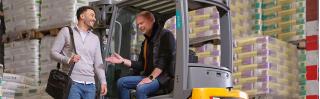 adviseur en ondernemer op heftruck