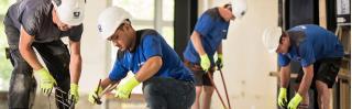 Bouwvakkers aan het werk op bouwplaats