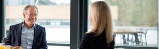 Adviseur in gesprek over ziekteverzuimverzekering conventioneel
